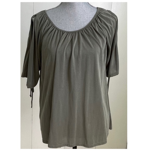 GREEN ENVELOPE COLD SHOULDER TOP - Picture 2 of 5